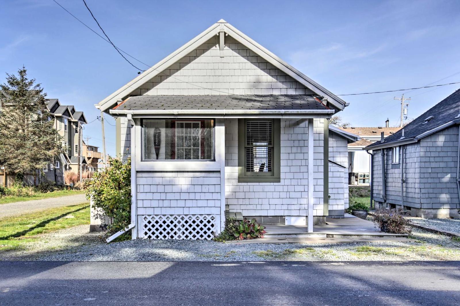 Coastal Cottage Escape - Walk to the Beach!