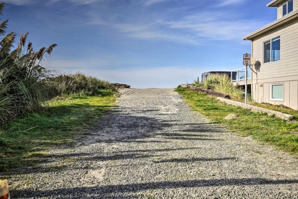 Coastal Cottage Escape - Walk to the Beach! Image 10