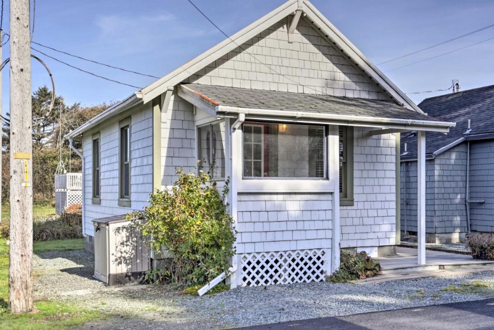 Coastal Cottage Escape - Walk to the Beach! Image 12