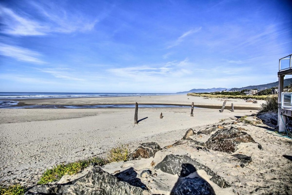 Coastal Cottage Escape - Walk to the Beach! Image 13