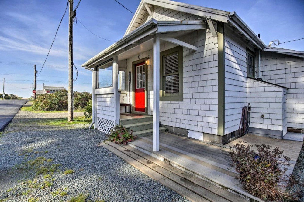 Coastal Cottage Escape - Walk to the Beach! Image 14
