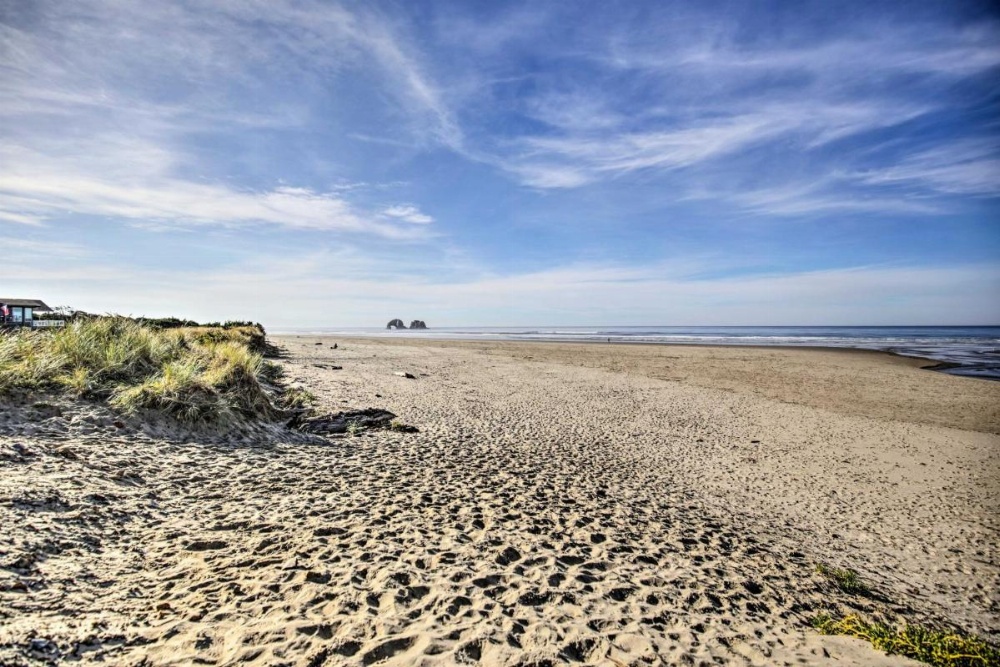 Coastal Cottage Escape - Walk to the Beach! Image 15