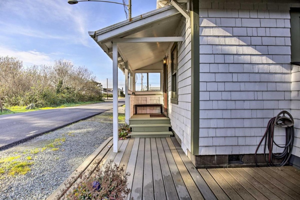 Coastal Cottage Escape - Walk to the Beach! Image 16