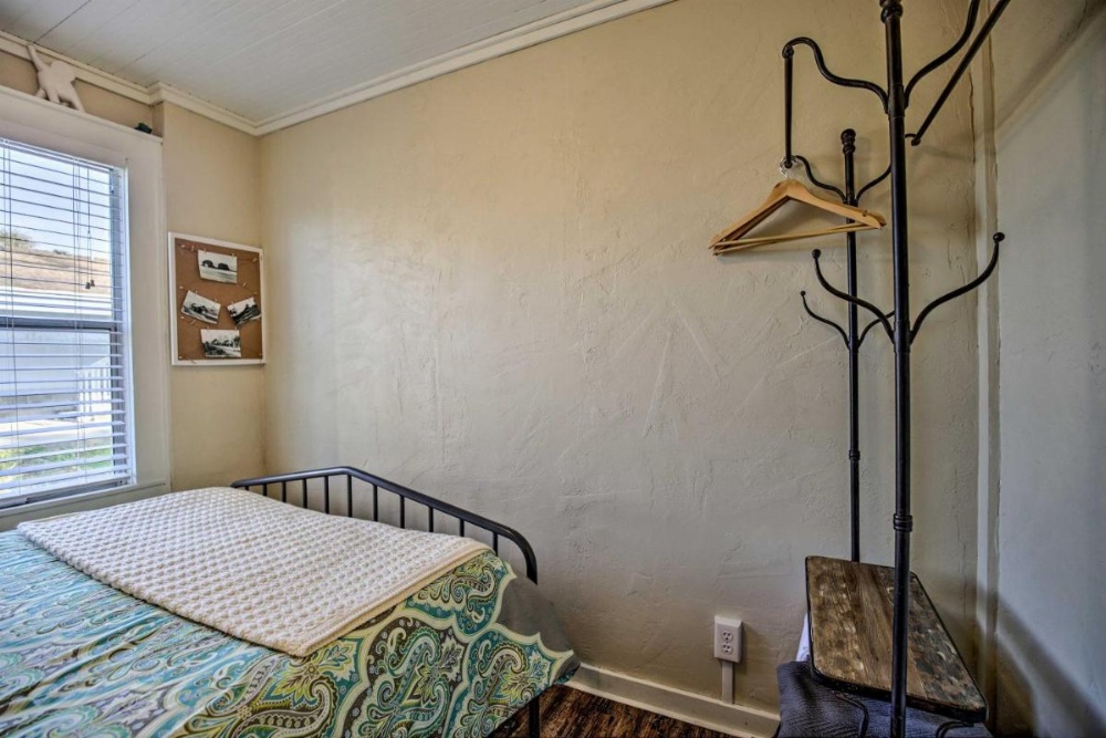Coastal Cottage Escape - Walk to the Beach! Image 17