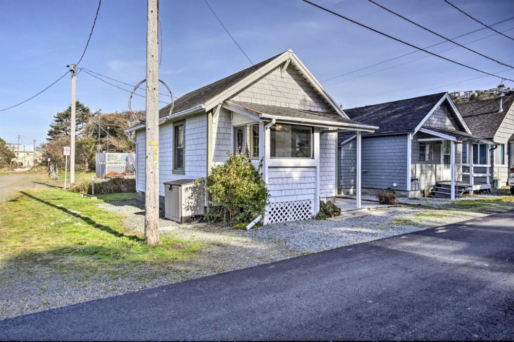 Coastal Cottage Escape - Walk to the Beach! Image 18