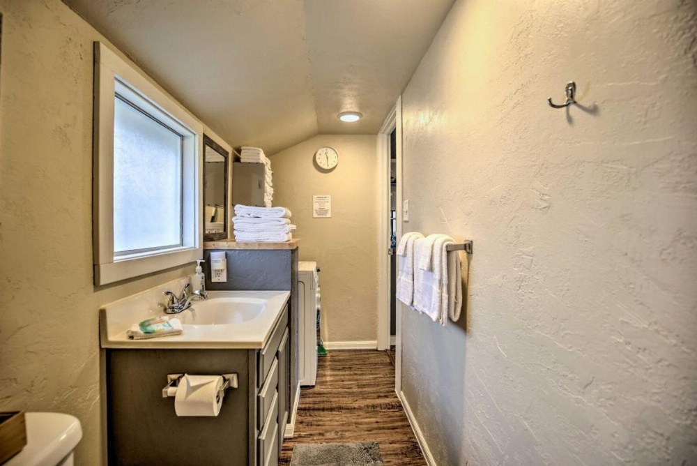Coastal Cottage Escape - Walk to the Beach! Image 19