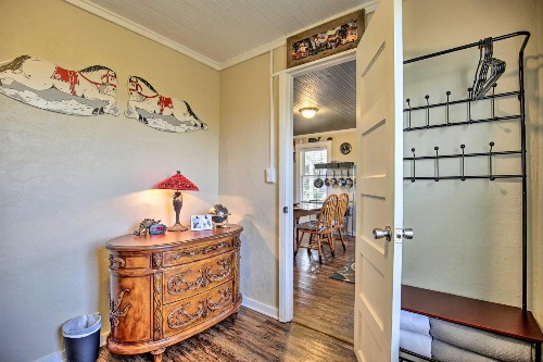 Coastal Cottage Escape - Walk to the Beach! image 2