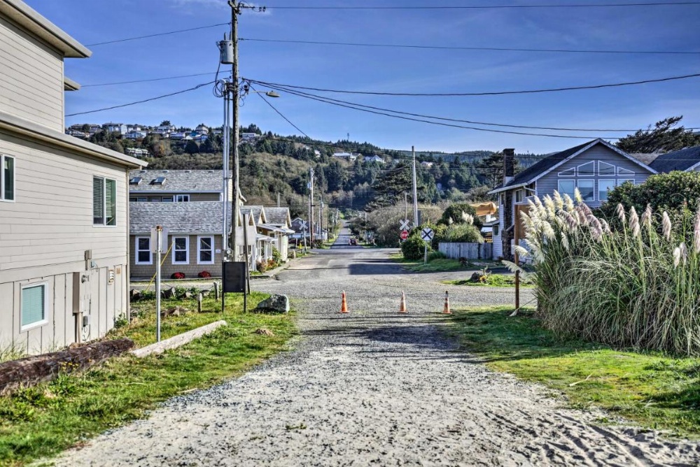 Coastal Cottage Escape - Walk to the Beach! Image 20
