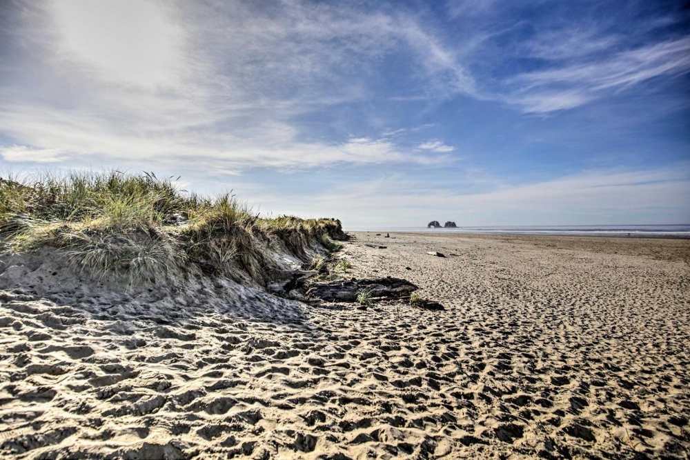 Coastal Cottage Escape - Walk to the Beach! Main image