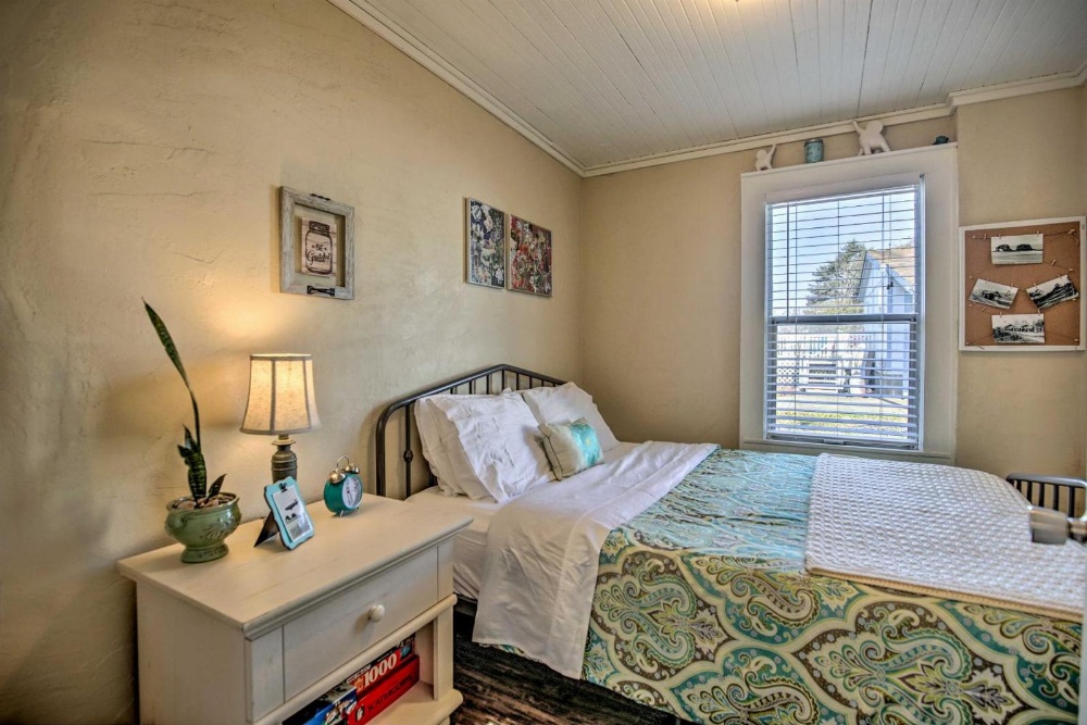 Coastal Cottage Escape - Walk to the Beach! Coastal Cottage Escape - Walk to the Beach!