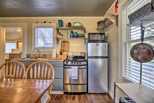 Coastal Cottage Escape - Walk to the Beach! image 7