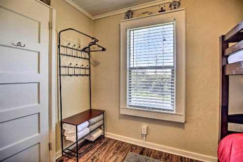 Coastal Cottage Escape - Walk to the Beach! image 9